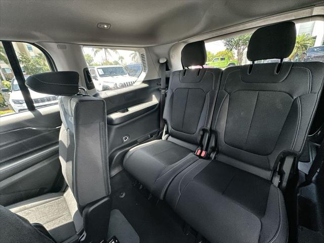 2023 Jeep Grand Cherokee L Laredo 4x2