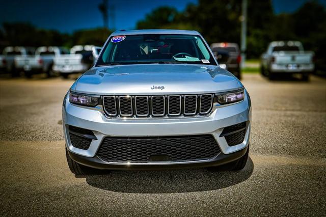 2023 Jeep Grand Cherokee Laredo 4x2