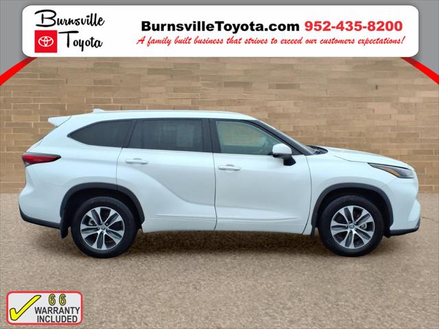 Used 2022 Toyota Highlander XLE with VIN 5TDGZRBH3NS574236 for sale in Burnsville, Minnesota