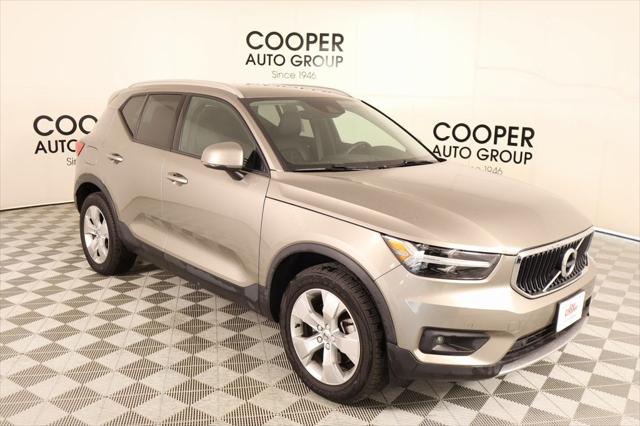 2022 Volvo XC40 T5 Momentum