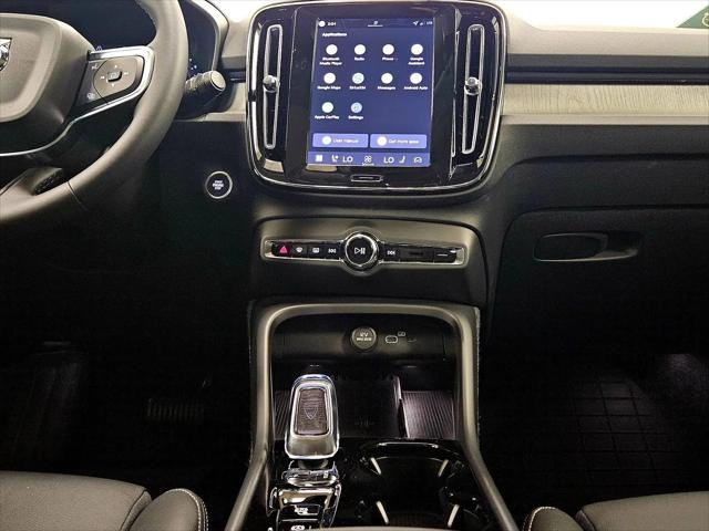 2026 Volvo XC40 Plus, B5 AWD Gas (mild hybrid), Dark