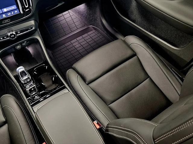 2026 Volvo XC40 Plus, B5 AWD Gas (mild hybrid), Dark