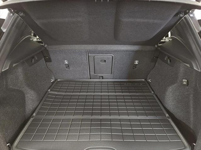 2026 Volvo XC40 Plus, B5 AWD Gas (mild hybrid), Dark