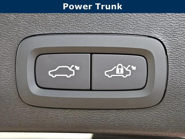 2026 Volvo XC40 Plus, B5 AWD Gas (mild hybrid), Dark