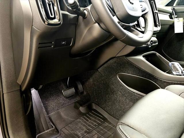 2026 Volvo XC40 Plus, B5 AWD Gas (mild hybrid), Dark