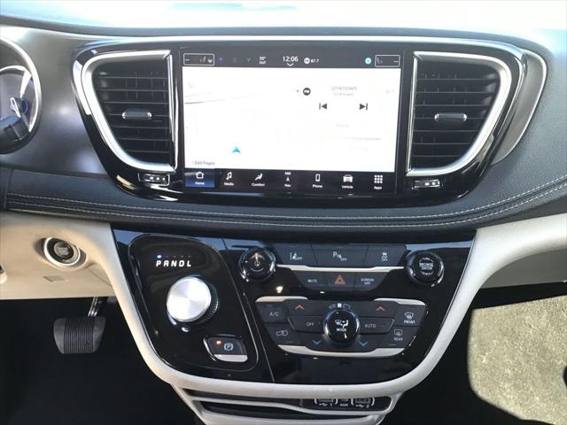 2024 Chrysler Pacifica Hybrid Select