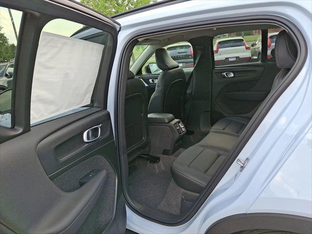 2026 Volvo XC40 Plus, B5 AWD Gas (mild hybrid), Dark
