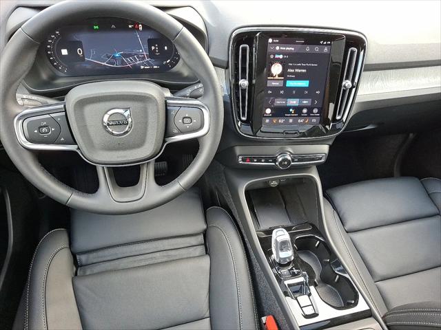 2026 Volvo XC40 Plus, B5 AWD Gas (mild hybrid), Dark