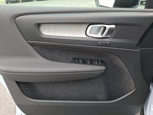 2026 Volvo XC40 Plus, B5 AWD Gas (mild hybrid), Dark