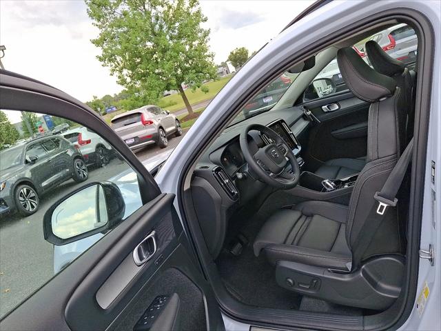 2026 Volvo XC40 Plus, B5 AWD Gas (mild hybrid), Dark