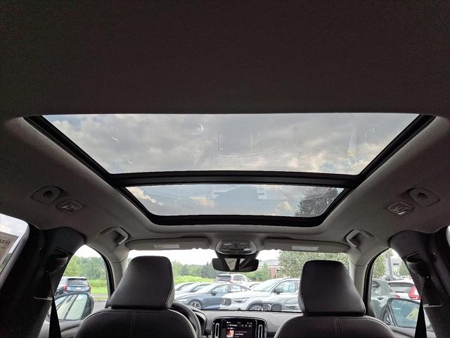 2026 Volvo XC40 Plus, B5 AWD Gas (mild hybrid), Dark