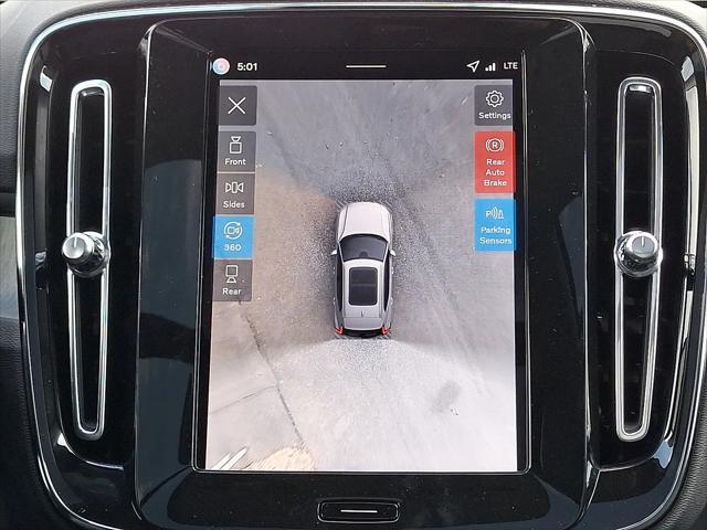 2026 Volvo XC40 Plus, B5 AWD Gas (mild hybrid), Dark