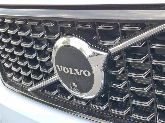2026 Volvo XC40 Plus, B5 AWD Gas (mild hybrid), Dark