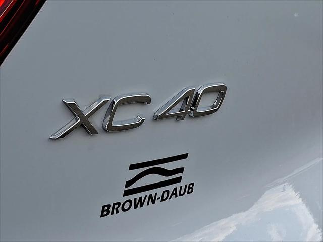 2026 Volvo XC40 Plus, B5 AWD Gas (mild hybrid), Dark