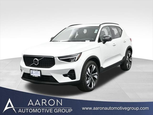 2023 Volvo XC40 B5 Ultimate Dark Theme