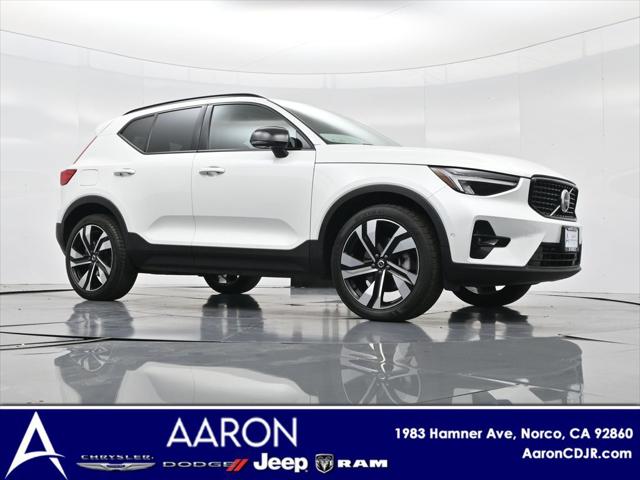 2023 Volvo XC40 B5 Ultimate Dark Theme