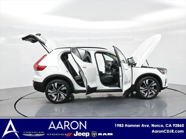 2023 Volvo XC40 B5 Ultimate Dark Theme