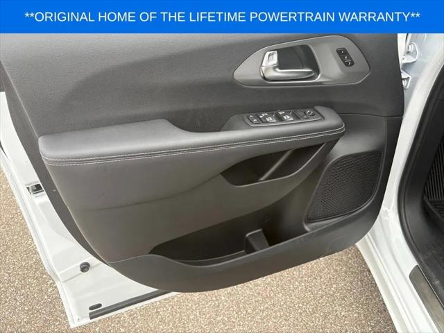 2025 Chrysler Pacifica Select