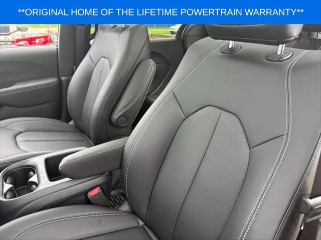 2025 Chrysler Pacifica Select