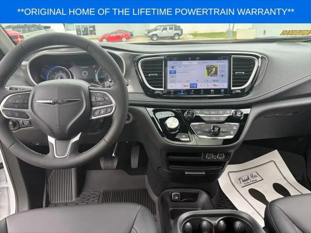 2025 Chrysler Pacifica Select