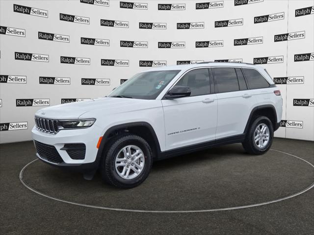 2023 Jeep Grand Cherokee Laredo 4x2