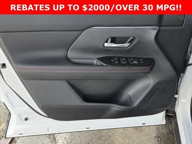 2025 Nissan Kicks SR FWD