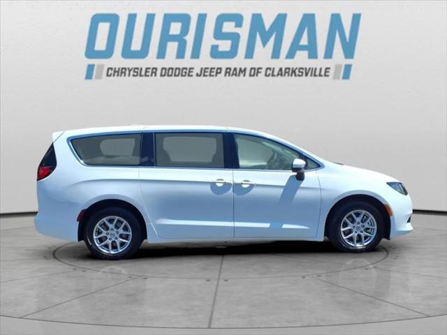 2022 Chrysler Voyager LX