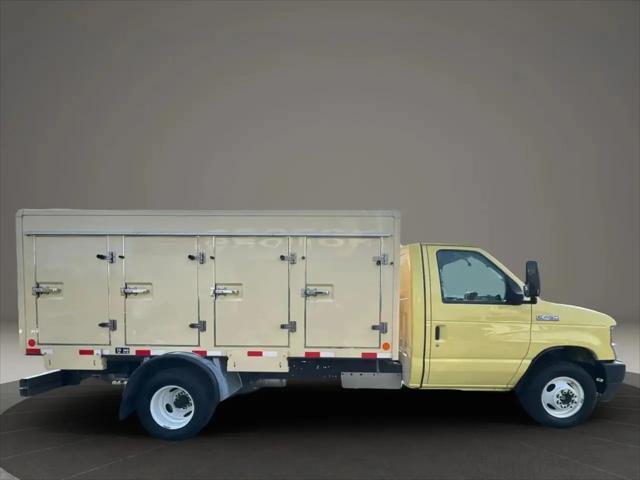 2022 Ford E-450 Cutaway Base