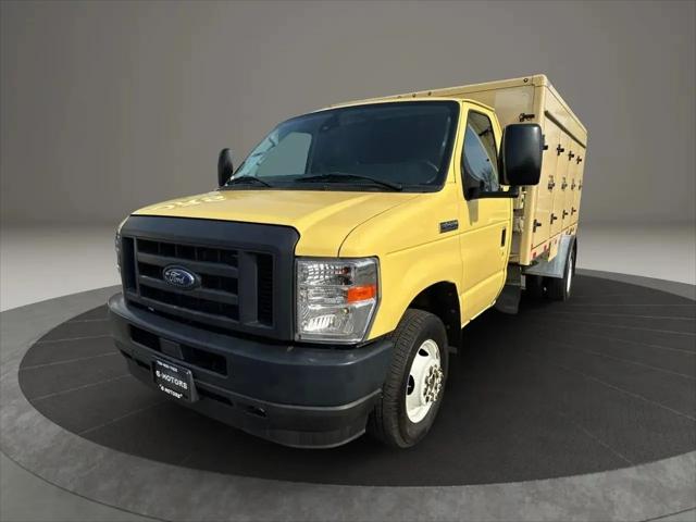2022 Ford E-450 Cutaway Base