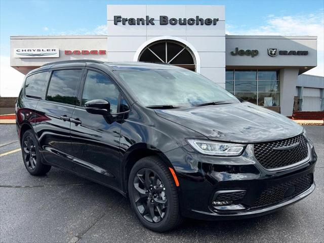 2026 Chrysler Pacifica Limited's photo