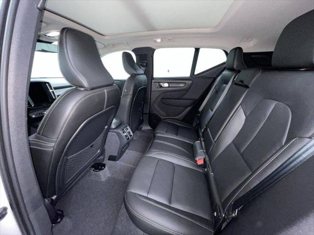 2026 Volvo XC40 Plus, B5 AWD Gas (mild hybrid), Dark