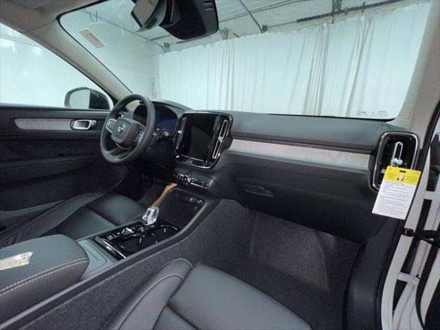 2026 Volvo XC40 Plus, B5 AWD Gas (mild hybrid), Dark