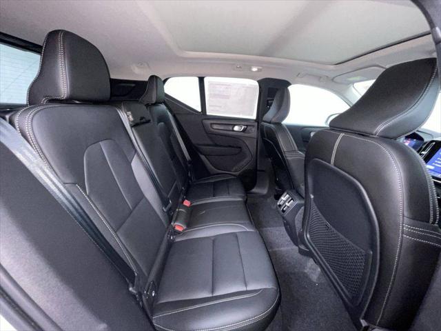 2026 Volvo XC40 Plus, B5 AWD Gas (mild hybrid), Dark