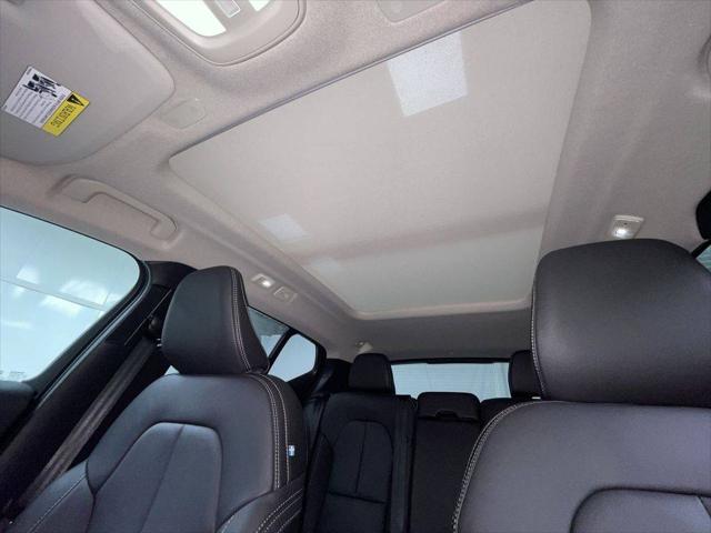 2026 Volvo XC40 Plus, B5 AWD Gas (mild hybrid), Dark