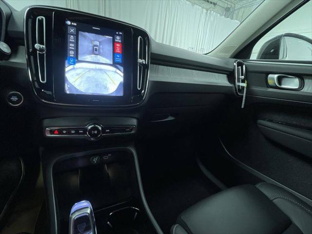 2026 Volvo XC40 Plus, B5 AWD Gas (mild hybrid), Dark