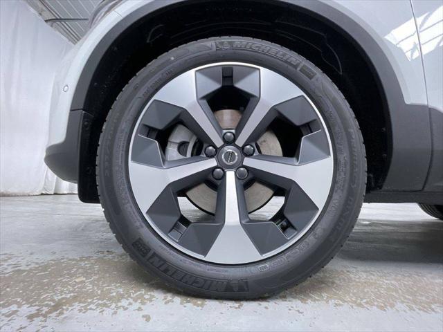 2026 Volvo XC40 Plus, B5 AWD Gas (mild hybrid), Dark
