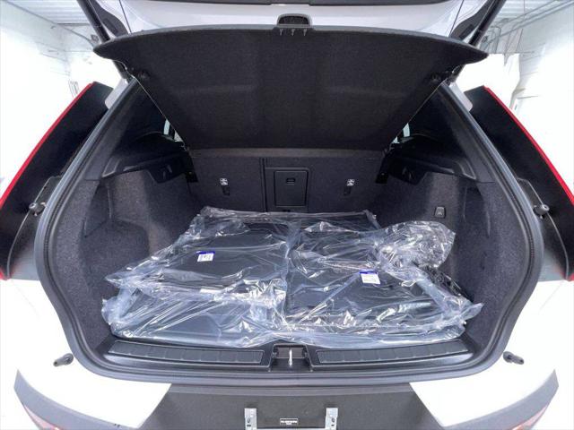 2026 Volvo XC40 Plus, B5 AWD Gas (mild hybrid), Dark