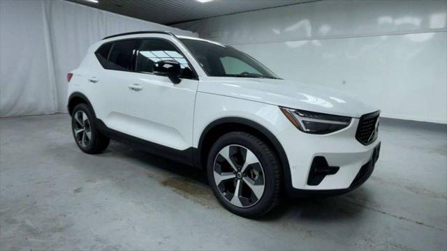 2026 Volvo XC40 Plus, B5 AWD Gas (mild hybrid), Dark