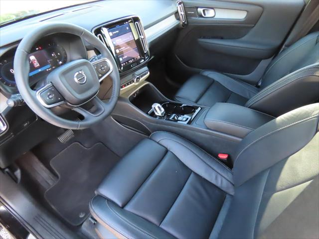 2023 Volvo XC40 B4 Ultimate Dark Theme