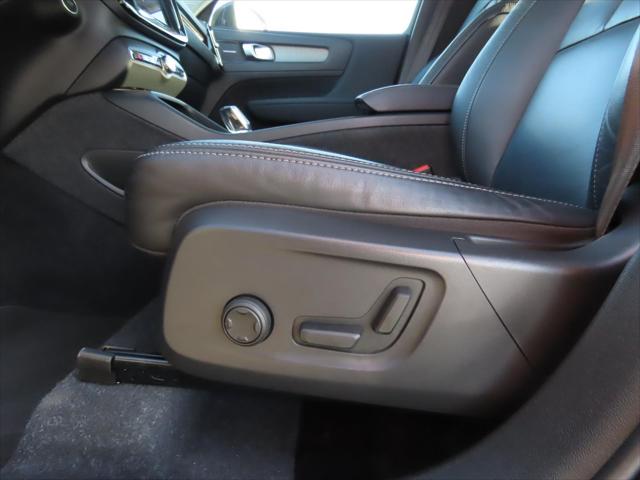 2023 Volvo XC40 B4 Ultimate Dark Theme