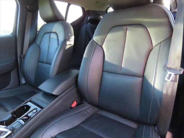 2023 Volvo XC40 B4 Ultimate Dark Theme