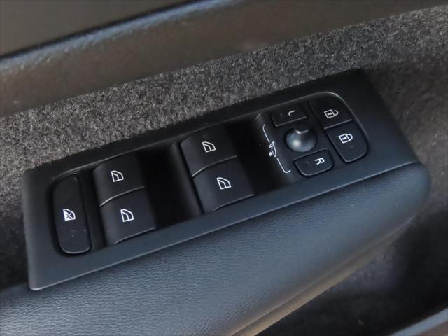 2023 Volvo XC40 B4 Ultimate Dark Theme
