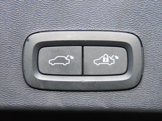 2023 Volvo XC40 B4 Ultimate Dark Theme