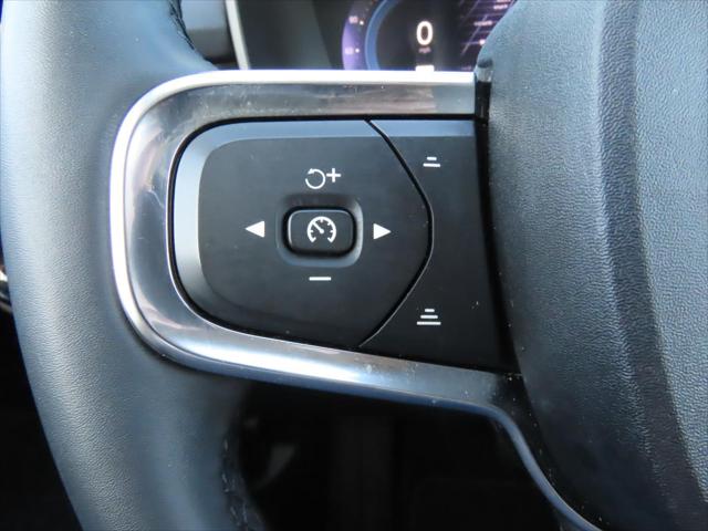 2023 Volvo XC40 B4 Ultimate Dark Theme