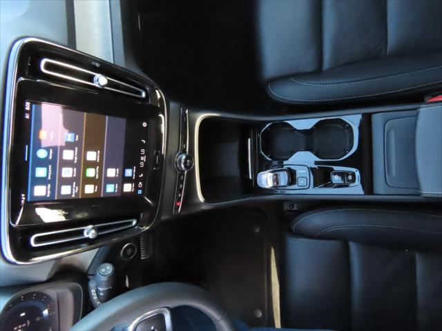 2023 Volvo XC40 B4 Ultimate Dark Theme