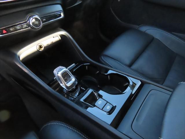 2023 Volvo XC40 B4 Ultimate Dark Theme