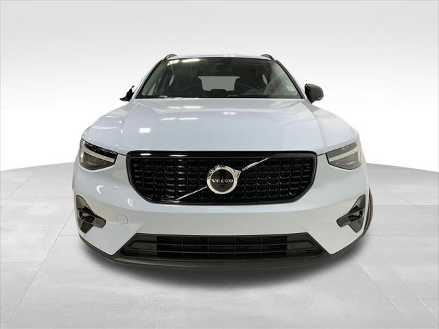 2026 Volvo XC40 Plus, B5 AWD Gas (mild hybrid), Dark
