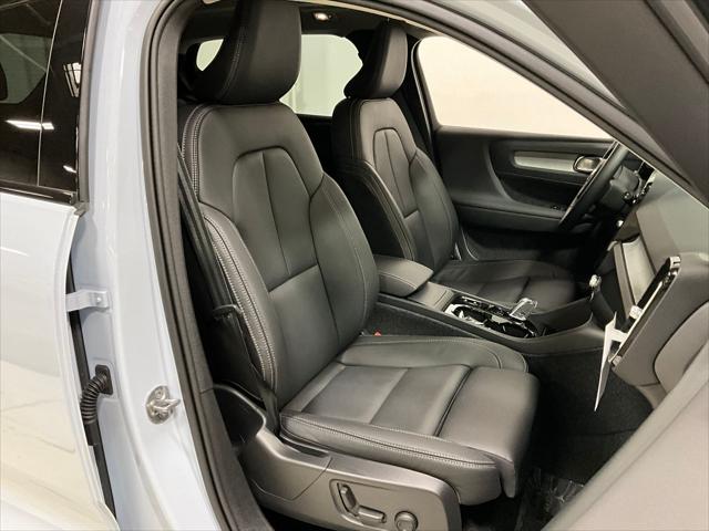 2026 Volvo XC40 Plus, B5 AWD Gas (mild hybrid), Dark