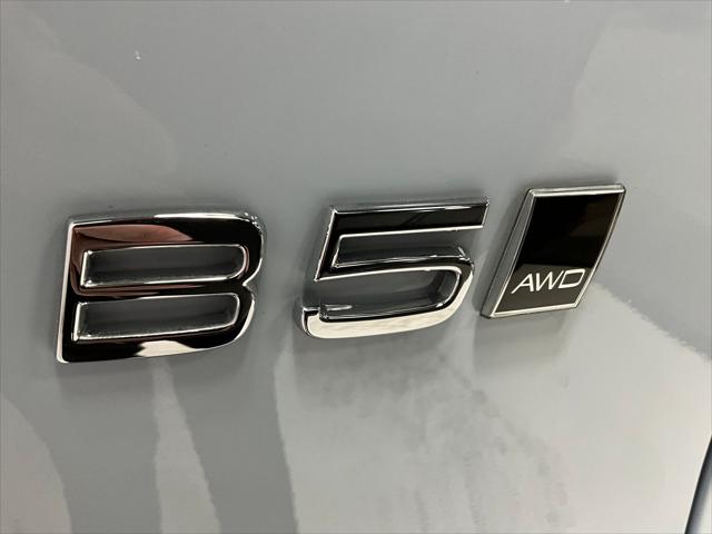 2026 Volvo XC40 Plus, B5 AWD Gas (mild hybrid), Dark