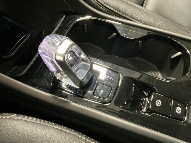2026 Volvo XC40 Plus, B5 AWD Gas (mild hybrid), Dark